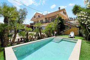a swimming pool in front of a house with palm trees at Villa en Lorca 2 Piscinas Vistas Gran Terraza y Barbacoa-Venta Ruizo Hasta 20 personas in Lorca