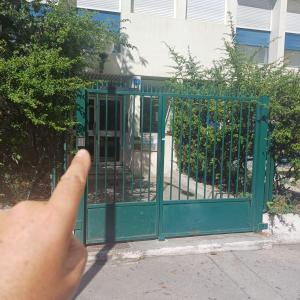 a person is pointing at a green gate at Studio hyper centre in Marseille +4 photos