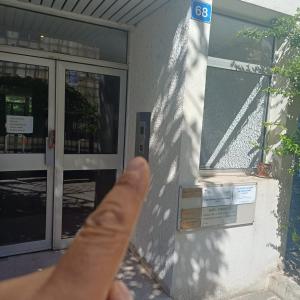 a persons index finger pointing at a building at Studio hyper centre in Marseille