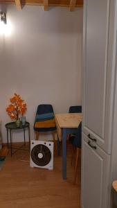 a room with a room with a table and a dog box at Casa dos Malmequeres - Alegrete in Portalegre +7 photos
