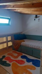 a bedroom with a bunk bed with a rug on the floor at Casa dos Malmequeres - Alegrete in Portalegre