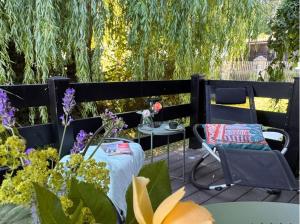 eine Terrasse mit Tisch und Stühlen in einem Garten in der Unterkunft itzgrundperlchen in Untermerzbach