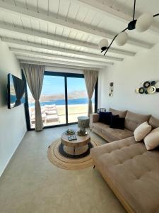 Телевизор и/или развлекательный центр в Apellōn Mykonos Luxury Seaview Retreat