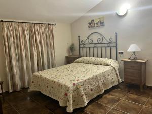 a bedroom with a bed and a dresser with a bedspread at Esencia plaza in Hornos