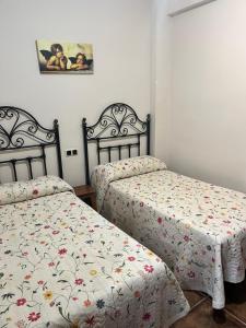 two beds sitting next to each other in a bedroom at Esencia plaza in Hornos