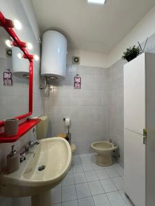 a bathroom with a sink and a toilet at Berto’s House in Montoso