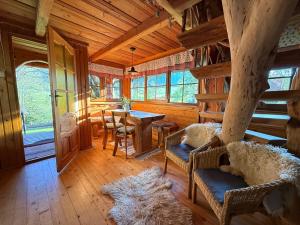 a living room with a table and chairs in a cabin at Chalúpka u líšky Elišky in Ždiar