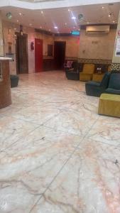 a large room with a marble floor in a building at فندق منازل الراشدين in Az Zahrāʼ