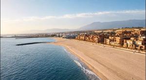 an aerial view of a beach with buildings and the ocean at Musa apartamentos in El Ejido