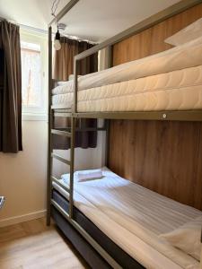a bunk bed room with two bunk beds at Hotel Continental Amsterdam in Amsterdam +35 photos