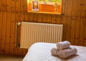 two towels on a bed in a room with a window at Residenz Halberstädter Domschatz beliebt bei Monteuren Einzelbetten WlAN in Halberstadt