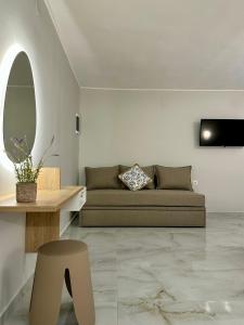 ein Wohnzimmer mit Sofa und Tisch in der Unterkunft Hotel Argilos in Asprovalta