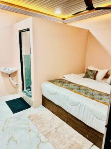 a small room with a bed and a window at Hotel Avigatkabir sanwer in Sānwer