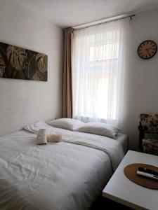 two beds in a hotel room with a window at Travnik Memories Apartments in Travnik
