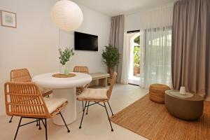 a living room with a white table and chairs at Casa Serena Bol in Bol