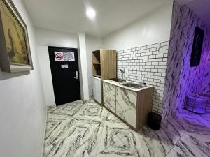 ein Badezimmer mit Marmorboden und schwarzer Tür in der Unterkunft Desami Hotel in Omole + 110 Fotos