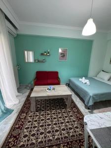 ein Zimmer mit einem Bett, einem Tisch und einer Couch in der Unterkunft valantis room in Kavala