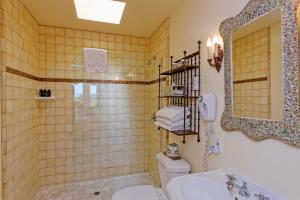 Ett badrum på Hotel Sausalito