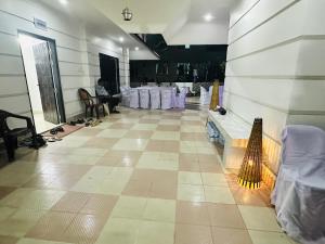 a large room with a table with purple table cloth at Kakon Madbor in Sekerkalsi +4 photos