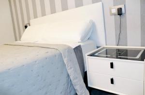 a bedroom with a white bed and a white dresser at Apartamento Alteagroup Center in Altea
