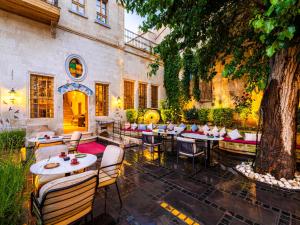 a restaurant with tables and chairs in a courtyard at Sedirli Konak 1751 Special Class in Ürgüp +61 photos