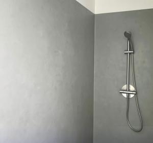 a shower in a wall with a shower head at Ediths hus in Pärup