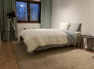 a bedroom with a bed with a camera on a tripod at Ediths hus in Pärup