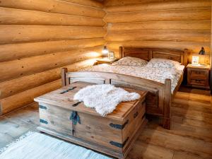 a bedroom with a bed in a log cabin at Chalet Val d'Or in Nová Baňa