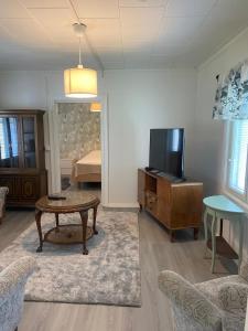 a living room with a tv and a coffee table at Villa Tapiola in Lohja