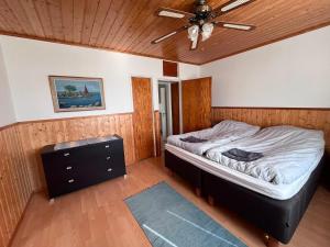 a bedroom with a bed and a ceiling fan at Villa Puutarha, Merikarvia in Merikarvia