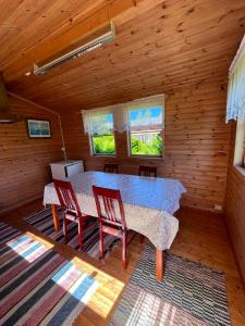 a dining room with a table and chairs in a cabin at Villa Puutarha, Merikarvia in Merikarvia
