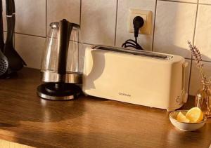 a toaster sitting on top of a kitchen counter at Residenz Halberstädter Domschatz beliebt bei Monteuren Einzelbetten WlAN in Halberstadt