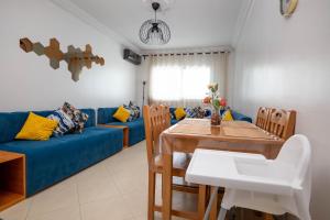 a living room with a blue couch and a table at Apartamento de lujo Martil in Martil