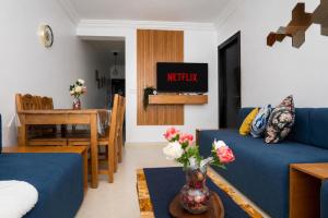 a living room with a blue couch and a table at Apartamento de lujo Martil in Martil
