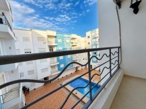 a balcony with a view of a courtyard at Apartamento de lujo Martil in Martil
