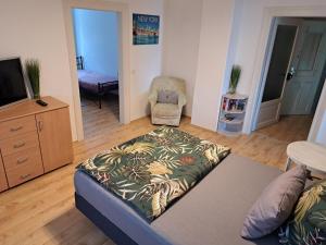 a living room with a couch and a tv at Pension La Familia in Löbau