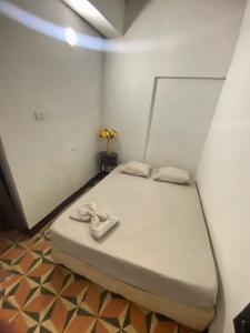 a bedroom with a bed with towels on it at Perez Leal in San Antonio del Táchira