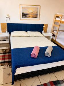 a bedroom with a bed with two towels on it at Reis Family Paraty - Suíte Privativa Nova e Funcional com Varanda in Paraty +35 photos