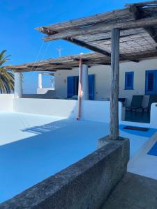 eine Villa mit Swimmingpool und Pergola in der Unterkunft Casa K2 Stromboli in Stromboli