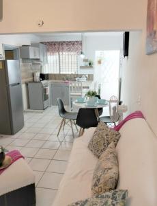 a living room with a couch and a table in a kitchen at departamento bugambilias in Tepic