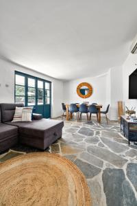 a living room with a couch and a table at Casa do Loureiro in Alandroal