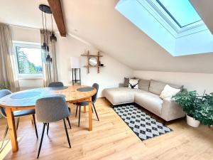 ein Wohnzimmer mit einem Tisch und einem Sofa in der Unterkunft Quartier 27- modern Apartment with Balcony & free parking in Tulfes
