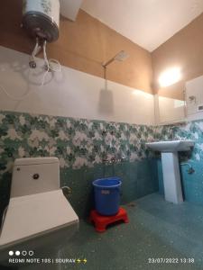 a bathroom with a toilet and a sink at Tirthan river edge in Bathād