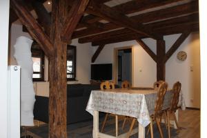 uma sala de jantar com uma mesa e cadeiras e um sofá em Gîte de l'ours grognon em Dambach-la-Ville