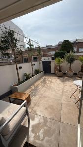 a rooftop patio with a table and chairs on a building at Katwijks geluk in Katwijk aan Zee