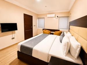 a hotel room with a bed and a flat screen tv at Fadars Place in Sagisa