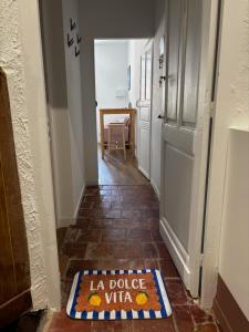 a welcome mat on the floor of a hallway at Échappée Méditerranéenne in Lectoure