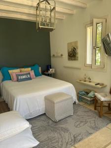 a bedroom with two white beds and a window at Ellie Villa Seaside Koufonisi in Nisída Koufonísion