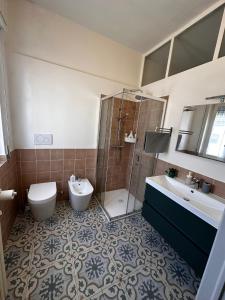 a bathroom with a shower and a toilet and a sink at Un mondo in pianura in Turano Lodigiano +13 photos
