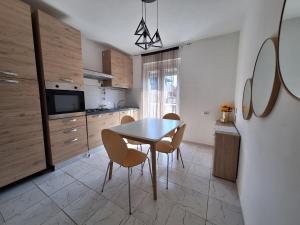 a kitchen with a table and chairs in a room at Apartman Dejanović 2 in Veliko Gradište